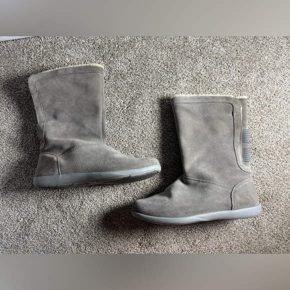 Crocs Women Adela Boots Size 9 Gray Faux Fur Suede Snow Outdoor Winter Shoes - Picture 1 of 6